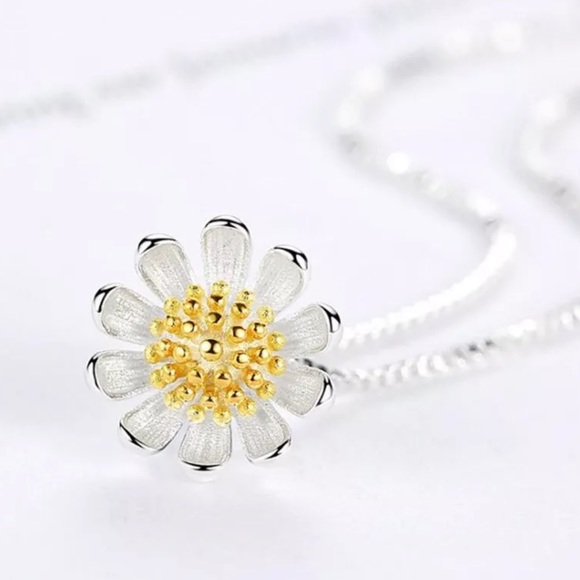 Jewelry - 🌸 Elegant Daisy Sterling Silver Floral Necklace